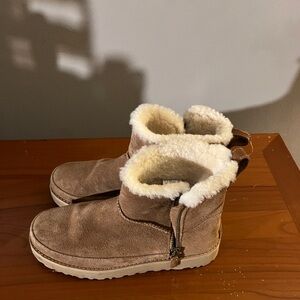 UGG classic zip short boots size 7 (fit more like a 6)